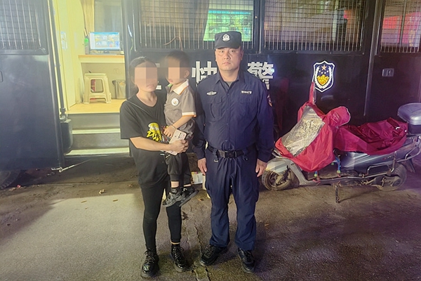 群众从快警平台领回走失幼儿。1_副本.jpg