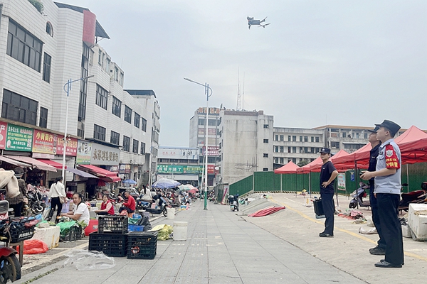 警用无人机在重点区域空中巡逻1_副本.jpg