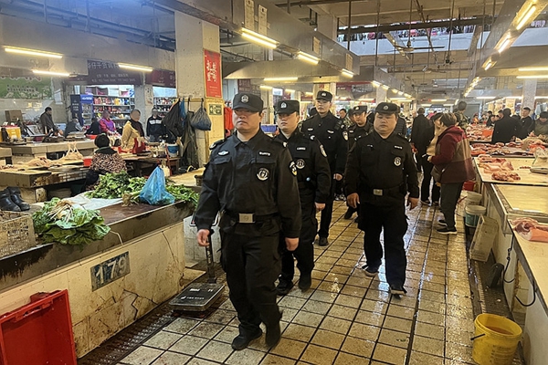 民辅警在市场巡逻。1_副本.jpg