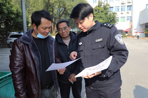 民警为群众发放宣传资料并讲解内容。_副本.jpg