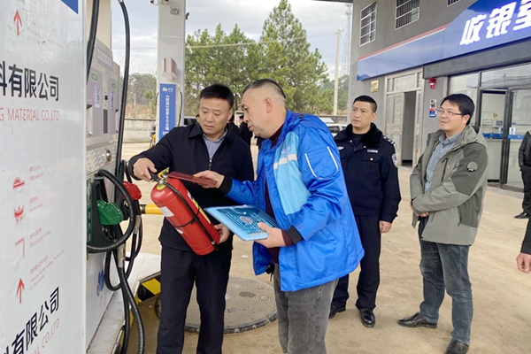 检查加油站消防器材。_副本.jpg