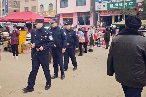 民辅警在集市巡逻。_副本.jpg