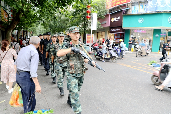 公安武警联勤武装巡逻图片