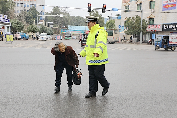 交警扶老人过马路图片图片