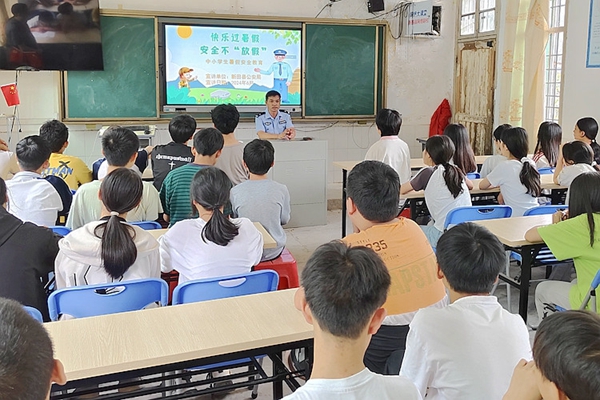 民警为学生讲安全教育课。_副本.jpg