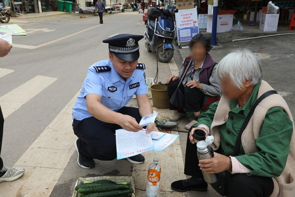 民警向群众讲解典型案例。2.jpg