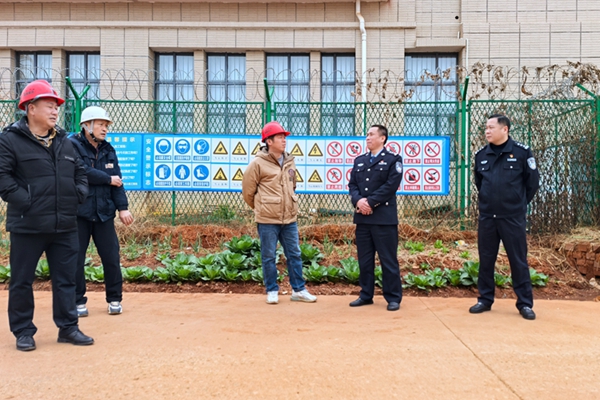 民警实地了解重点项目建设。1_副本.jpg